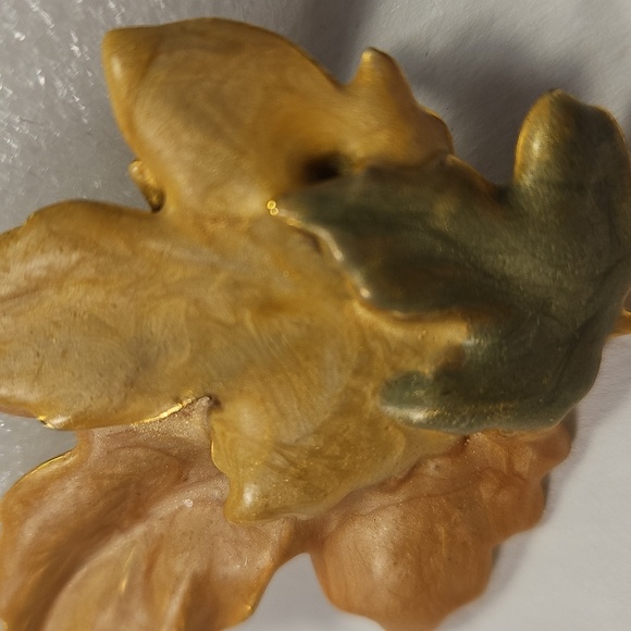 Lovely Soft Enamel AUTUMN Colors Leaf Brooch - Picture 4 of 5